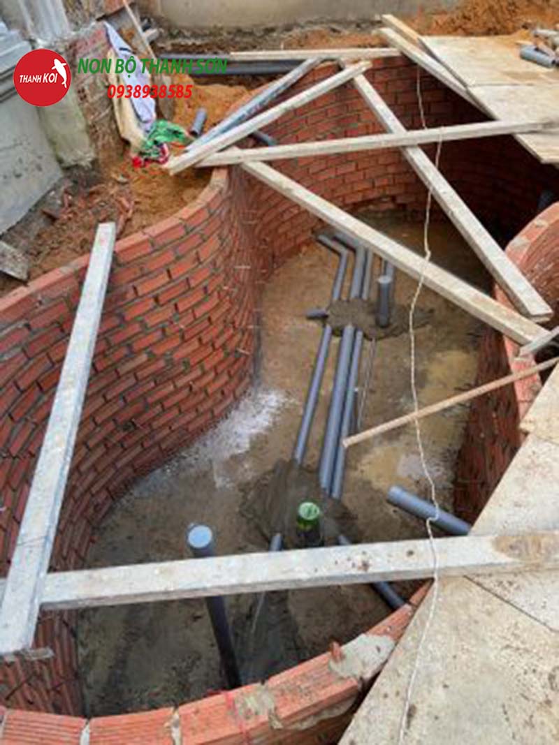 Lòng hồ lúc này bạn hãy đem đặt sắt thép để tạo khung vững chắc cho đáy hồ.