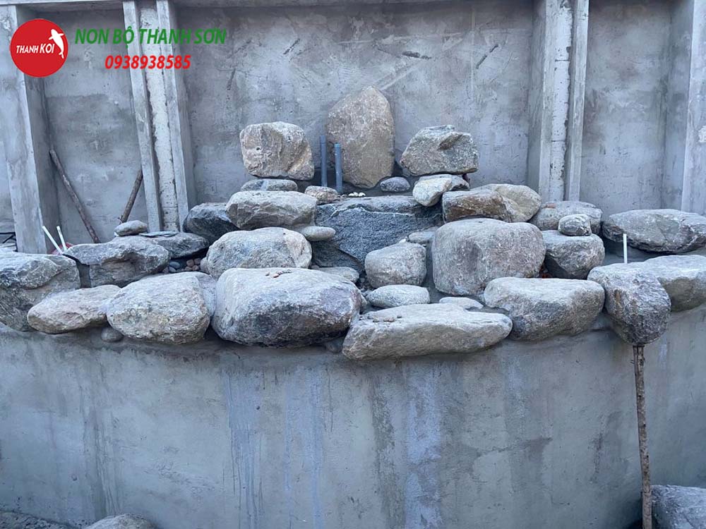 Trong đó đá sử dụng nên chọn loại đá chắc nặng và ếp các hòn đá nhỏ xung quanh